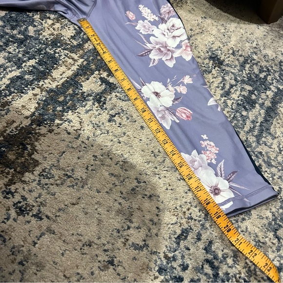 Peloton WITH Lavender Wild Flower High Rise Capris Size Large - Picture 13 of 14